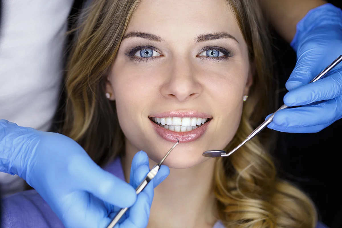 Paciente sorrindo em avaliação odontológica na Coife Odonto Salto